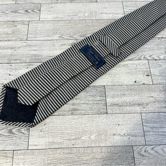 Royal Classic All Silk Tie Handmade in USA Black/Silver/White Striped - Picture 7 of 10